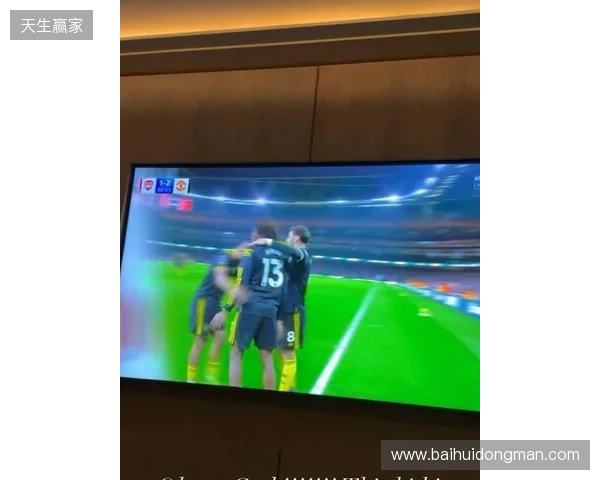 齐尔克泽晒在家看直播照片：我的天哪！！多古太牛了！